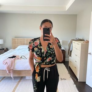 Floral wrap top size M